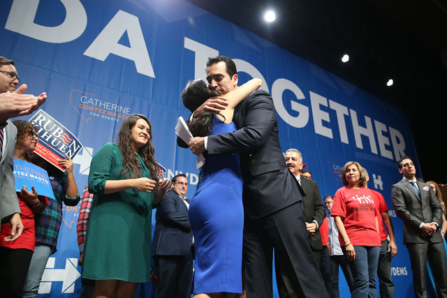 El congresista electo, Rubén Kihuena la derecha, abraza a su hermana Mariana durante el Partido Demócrata del Estado de Nevada en Aria Hotel-Casino en Las Vegas, el martes 8 de noviembre de 2016 ...