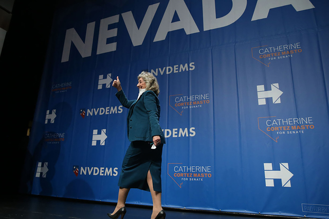 La congresista reelecta, Dina Titus sale del escenario durante el Partido Demócrata del Estado de Nevada en Aria Hotel-Casino en Las Vegas, el martes 8 de noviembre de 2016. Erik Verduzco / Las V ...