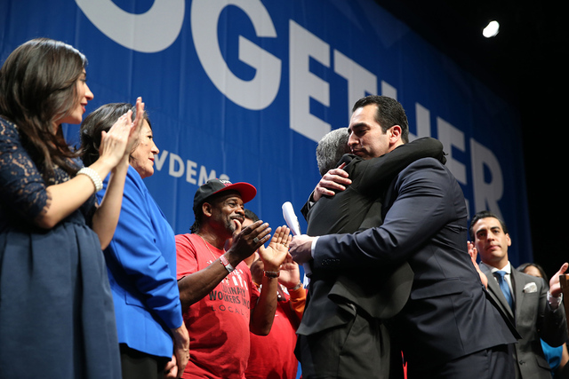 El congresista electo, Rubén Kihuen a la derecha, abraza a su padre Armando durante el Partido Demócrata del Estado de Nevada en Aria Hotel-Casino en Las Vegas, el martes, 8 de noviembre de 2016 ...