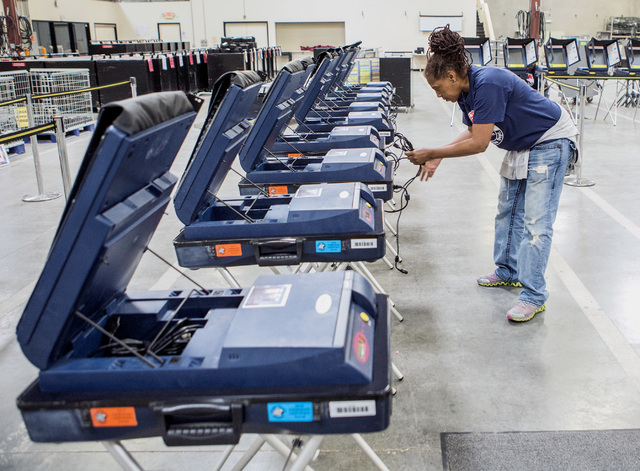 Connie Sneed revisa la condición de las máquinas de votacion durante una sesión de capacitación electoral, en las instalaciones del Departamento de Elecciones, en el 965 Trade Drive, en North  ...