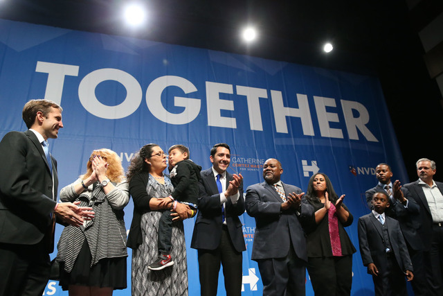 Miembros del Caucus legislativo entre ellos los asambleístas Olivia Díaz (con su hijo en brazos) y a su lado Nelson Araujo, y del Partido Demócrata de Nevada, celebran el martes 8 de noviembre  ...