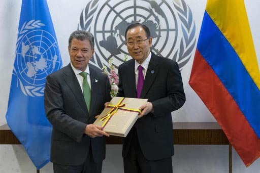 El presidente de Colombia, Juan Manuel Santos (izquierda) entregó una copia del acuerdo de paz con las FARC al secretario general de las Naciones Unidas, Ban Ki-moon, el lunes 19 en la sede de la ...