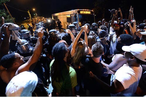 Manifestantes chocan contra la Policia en Charlotte, Carolina del Norte, el martes 20, en protesta por  la muerte de  Keith Lamont Scott a manos de un agente de policía. (Jeff Siner/The Charlotte ...