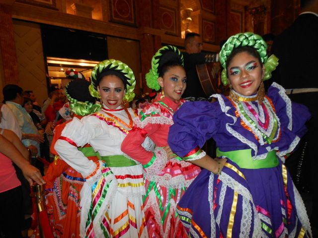 Shayden, Lupita y Marie, integrantes del Ballet México Vivo, de Ixela Gutiérrez, en la fiesta de "El Grito" en el hotel Caesars Palace, de Las Vegas.