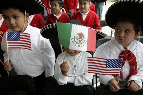 Niños mexicanos sostienen banderas de Estados Unidos y México, durante la visita de la secretaria de educación de EE.UU. a una escuela en la ciudad de México, en junio de 2008. (Foto Archivo A ...