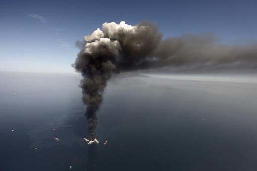 En esta foto de archivo de Abril 21 del 2010, se muestra la enorme columna de humo de la plataforma petrolera de la empresa BP, accidentada en el Golfo de México.  El tema es llevado al cine con  ...