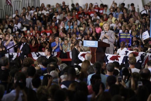 La candidata del Partido Demócrata a la presidencia, Hillary Clinton, habla durante un acto de campaña en Coral Springs, Fla., el viernes 30 de septiembre del 2016. (AP Photo/Matt Rourke).