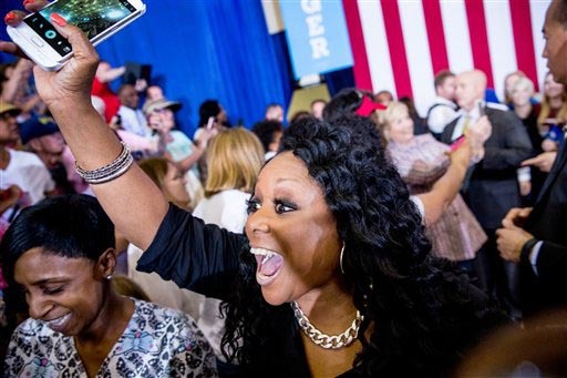 Una mujer grita en apoyo a la candidata demócrata a la presidencia, Hillary Clinton, en un acto de campaña en la Omaha North High Magnet School en Omaha, Neb., el uno de agosto del 2016. (AP Pho ...