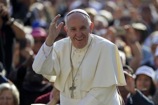 El Papa Francisco saluda a la gente a su llegada a la Plaza de San Pedro, en la ciudad de El Vaticano, el 28 de septiembre del 2016.  (AP Photo/Andrew Medichini).