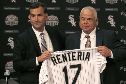 Rick Hahn, vicepresidente y gerente general del equipo de béisbol "Medias Blancas" de Chicago (izquierda), presentó a Rick Renteria como nuevo geente del club deportivo, en sustitución de Robin ...