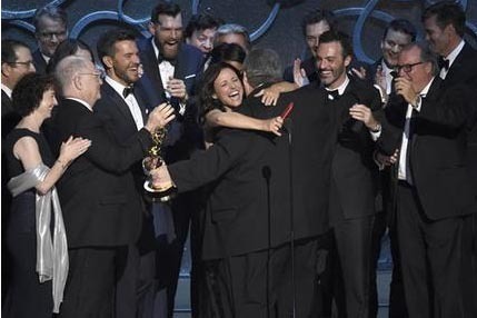 David Mandel abraza a Julia-Louis Dreyfuf, en el centro, al recibir con el resto del elenco y equipo de "Veep" el Premio Emmy a la mejor serie de comedia, el domingo 18 de septiembre del 2016 en e ...