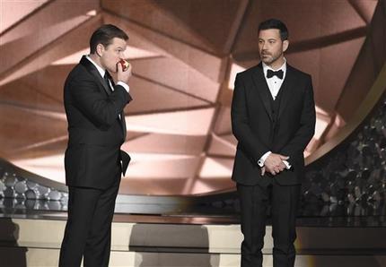 El actor Matt Damon, a la izquierda, y el anfitrión Jimmy Kimmel aparecen en el escenario durante la ceremonia de los Premios Emmy, el domingo 18 de septiembre del 2016 en el Teatro Microsoft de  ...