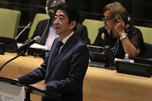 El primer ministro de Japón,  Shinzo Abe, habla el lunes 19 en una reunión de la Naciones Unidas sobre refugiados y migrantes, en Nueva York. Abe tenía previsto visitar Cuba posteriormente. (AP ...