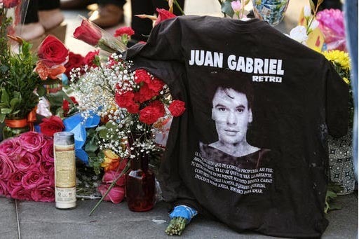 Los fans del cantautor Juan Gabriel en el sur de California ofrecieron tributo, en el paseo de las estrellas en Hollywood. Con flores, veladoras y esta camiseta con la imagen del artista dan cuent ...