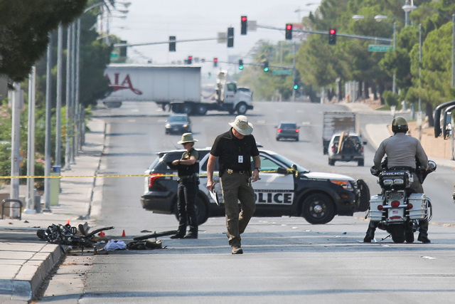 Escena de un accidente donde un auto atropelló a un ciclista dejándolo en condición crítica. Ocurrió en Arville cerca de Flamingo. (Foto Brett Le Blanc/Las Vegas Review-Journal).