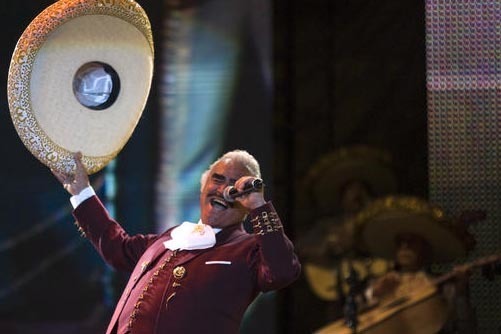 El cantante mexicano Vicente Fernández (aquí en foto de archivo durante un concierto gratuito en la Ciudad de México), le compuso un corrido a Hllary Clinton y le da su apoyo para ganar la pres ...