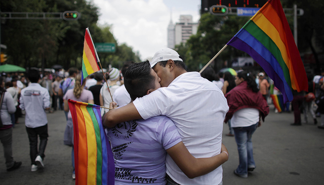 Archivo: Dos hombres se besan durante un marcha gay en la Ciudad Mexico, el sábado 20 de junio del 2009.  (AP Photo/Alexandre Meneghini)