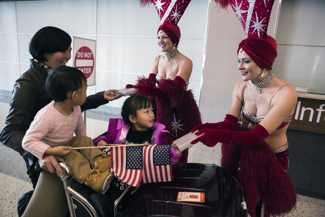 Showgirls dan regalos a pasajeros del vuelo de Hainan Airlines a su llegada al aeropuerto McCarran el viernes 2 de diciembre del 2016. (Jeff Scheid/Las Vegas Review-Journal Follow @jeffscheid).