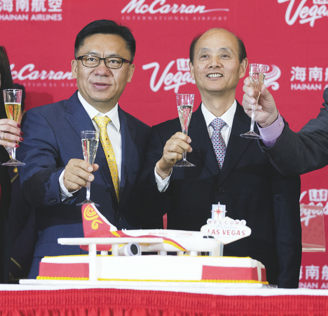 Hou Wei, senior Vice Presidente de Hainan Airlines, y Luo Linquan, cónsul general República Popular de China en San Francisco, celebran  la llegada del primer vuelo inaugural en el aeropuerto Mc ...