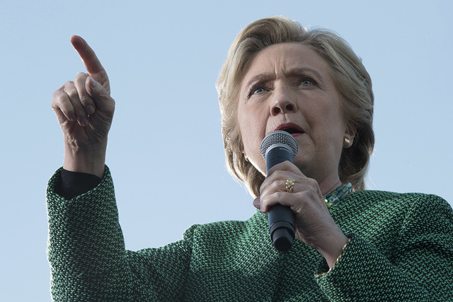 En esta foto de archivo la candidata demócrata a la presidencia, Hillary Clinton, habla en un evento de campaña en Charlotte, N.C. Según resultados de una reciente encuesta del periódico Las V ...