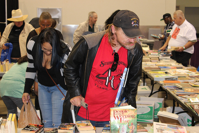 Los beneficiados pudieron llevarse libros gratuitos. Cashman Center, martes 15 de noviembre./Foto El Tiempo.