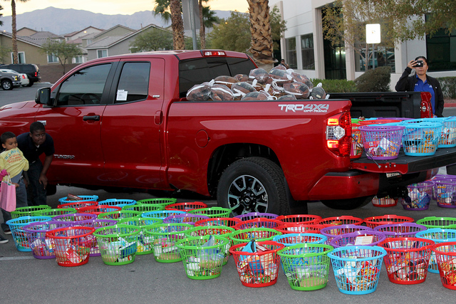 100 pavos y cestas con comida fueron repartidas entre familias de bajos recursos del valle de Las Vegas. Foto Cortesía