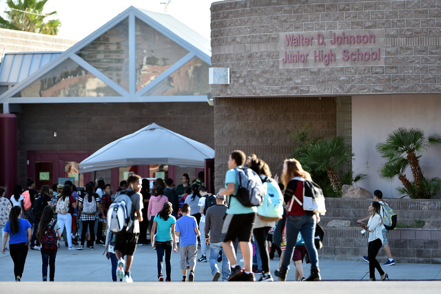 Estudiantes llegan a la Johnson Junior High School la mañana del martes 13. (Foto David Becker/Las Vegas Review-Journal).
