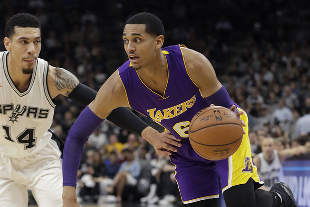 Los Angeles Lakers guardian Jordan Clarkson (6) unidades alrededor de San Antonio Spurs guardia Danny Green (14) durante la primera mitad de un partido de baloncesto de la NBA, el jueves, 12 de en ...
