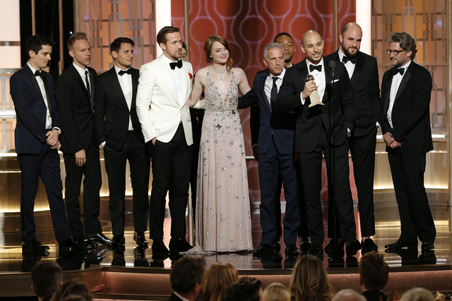 Esta imagen lanzada por NBC muestra el elenco y la tripulación de "La La Land" ganador del premio a la mejor película de cine musical o comedia en la entrega Anual 74 de los Golden Globe Awards  ...