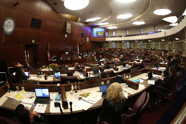 Los legisladores de Nevada se reúnen durante el día uno de la Sesión Especial 30 de la Legislatura de Nevada, el lunes 10 de octubre de 2016 en Carson City, Nev. (David Guzmán / Las Vegas Revi ...
