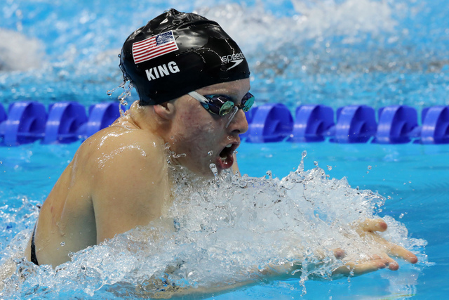 Lilly King de los Estados Unidos compite en una semifinal de 200 metros pecho durante las competiciones de natación en los Juegos Olímpicos de Verano 2016, el miércoles 10 de agosto de 2016 en  ...