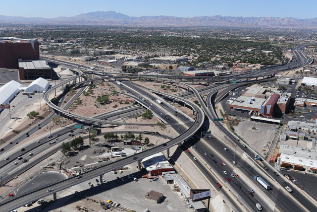 Esta es una vista aérea de las carreteras U.S. 95 y la Interestatal 15 con sus intercambiadores en la zona llamada "Spaghetti Bowl", de Las Vegas, tomada el 26 de septiembre del 2016. (Foto Archi ...
