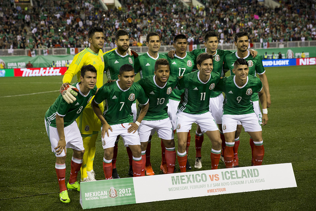 El equipo de fútbol masculino de México antes de su partido contra Islandia para un partido de exhibición en el estadio Sam Boyd el miércoles 8 de febrero de 2017 en Las Vegas. México ganó 1 ...