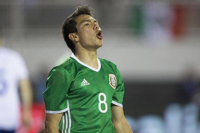 El mexicano Hirving Lozano (8) reacciona después de una oportunidad perdida contra Islandia en el partido masculino de exhibición de fútbol en el estadio Sam Boyd el miércoles 8 de febrero de  ...