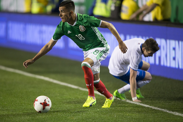 El mexicano Luis Reyes (18 años) busca un pase abierto contra Islandia en el partido masculino de exhibición de fútbol en el Estadio Sam Boyd el miércoles, 8 de febrero de 2017 en Las Vegas. M ...