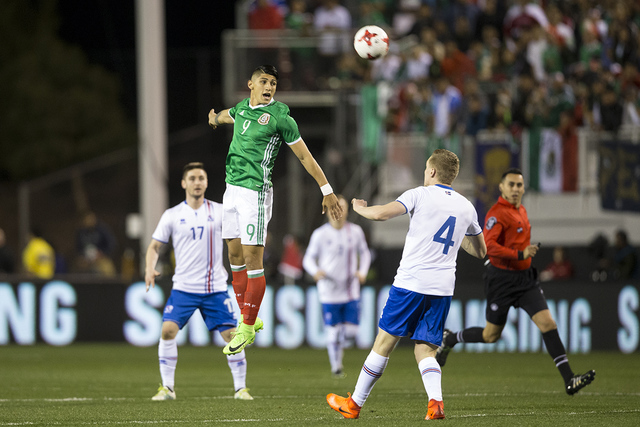 El mexicano Alan Pulido (9) encabeza la pelota contra Islandia en el partido de exhibición de fútbol en el Estadio Sam Boyd el miércoles 8 de febrero de 2017 en Las Vegas. (Erik Verduzco / Las  ...
