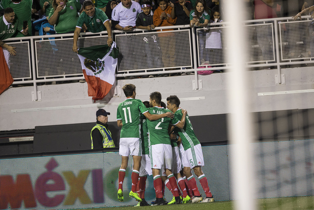 El mexicano Alan Pulido (9), centro, celebra su gol contra Islandia en el partido de exhibición de fútbol en el estadio Sam Boyd el miércoles 8 de febrero de 2017 en Las Vegas. México ganó 1- ...