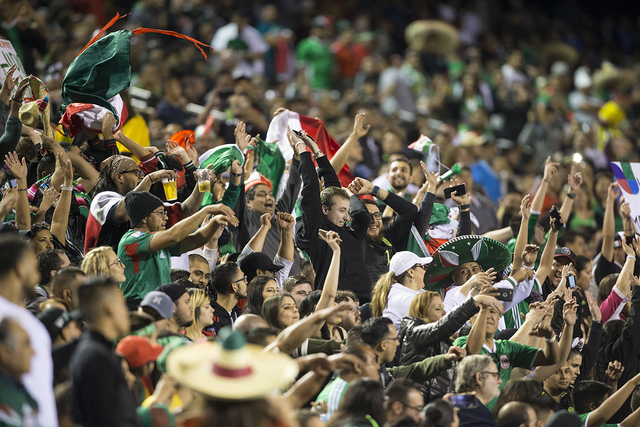 La gente asiste al partido masculino de fútbol entre México e Islandia en el estadio Sam Boyd el miércoles 8 de febrero de 2017 en Las Vegas. (Erik Verduzco / Las Vegas Review-Journal)