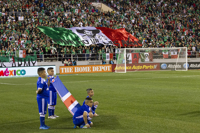 Antes del partido niños con la bandera de Islandia. Al fondo una parte de los más de 30 mil 600 asistentes. Fans exhiben una bandera personalizada con los colores mexicanos durante el partido de ...