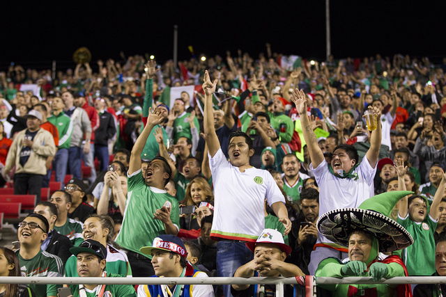 Los aficionados alegran durante el partido de fútbol de exhibición entre México e Islandia en el Estadio Sam Boyd el miércoles 8 de febrero de 2017 en Las Vegas. México ganó 1-0. (Erik Verdu ...