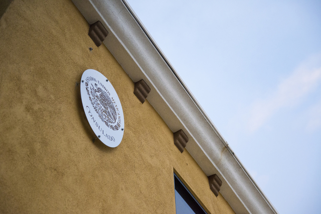 El escudo oficial de México luce al frente del edificio del Consulado de ese país en el centro de la ciudad de Las Vegas. (Foto Archivo/Daniel Clark/Las Vegas Review-Journal Follow @DanJClarkPhoto).