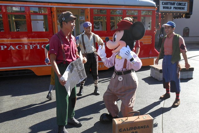 Mickey Mouse en una de las calles de Disney California Adventure, el 18 de noviembre del 2016. Aquí hace una representación en los años de sus inicios, con jovencitos vendedores de periódicos. ...