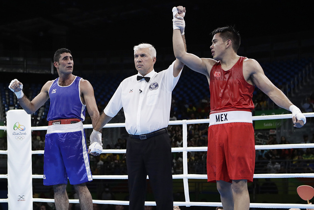 Misael Uziel Rodríguez, der., y  Waheed Abdulridha Waheed Karaawi de Irak. Rodríguez ganó el encuentro de box preliminar de hombres de peso medio de 75 kg. en las Olimpiadas de Verano 2016 en R ...