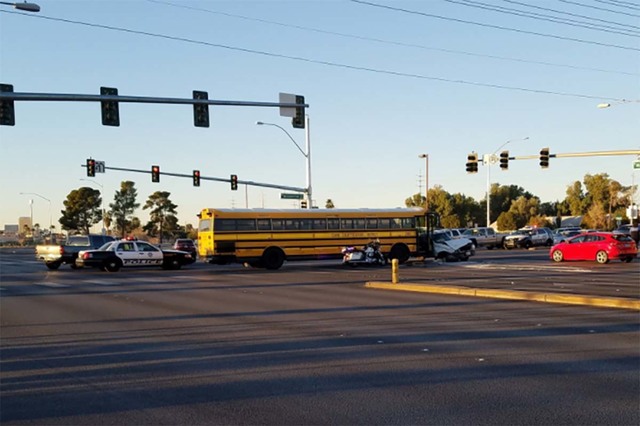 Escena del accidente entre un autobús escolar y una camioneta, el 15 de febrero del 2017, en la intersección de 
Martin Luther King Boulevard y Washington Avenue. (Mike Shoro/Las Vegas Review-Jo ...