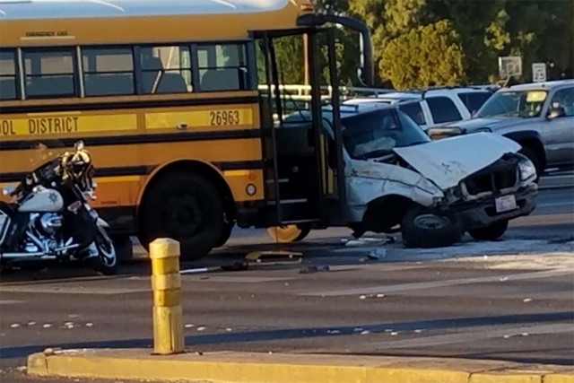 Un accidente vial ocurrió la mañana del miércoles 15 de febrero del 2017, entre un autobús escolar y una camioneta pick up, en Martin Luther King Boulevard y Washington Avenue. No se reportaro ...
