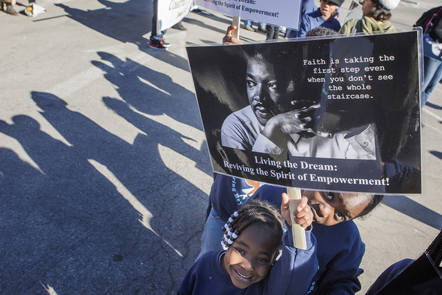 Los estudiantes de la Escuela Primaria Wendell Williams sostienen un cartel inspiracional durante el desfile Martin Luther King Jr. en el centro de Las Vegas el lunes 16 de enero de 2017. Jeff Sch ...