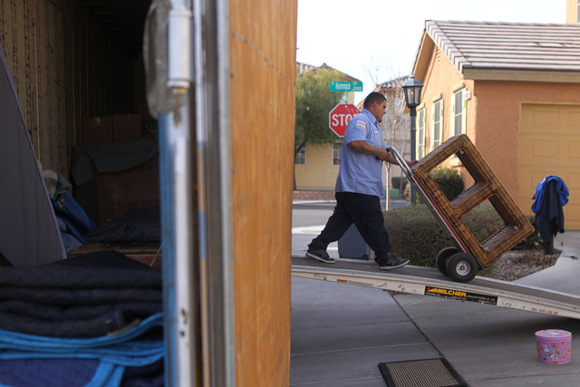 Carlos Fonseca, empleado de Puliz Moving and Storage, traslada muebles a una casa dentro de la comunidad Tides en Las Vegas, el lunes 5 de enero de 2015. (Erik Verduzco / Las Vegas Review-Journal/ ...