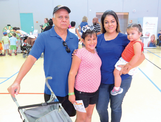Nancy Arellano acudió en compañía de su papá, su sobrina y su pequeña hija al ‘Festival de Niños Saludables’, donde aprovecharon para hacerle una revisión dental a las infantes, ya que  ...