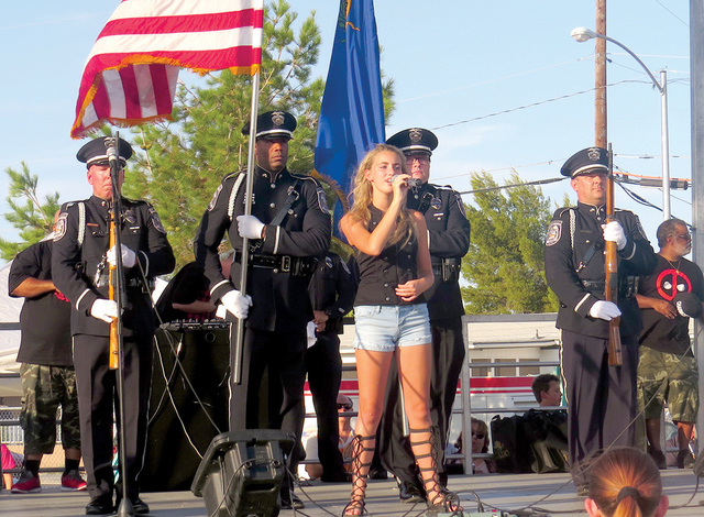 La cantante juvenil Tay Sky fue la encargada de interpretar el himno nacional de Estados Unidos al inicio del evento, provocando los aplausos del público al mostrar una excelsa voz. Martes 2 de a ...