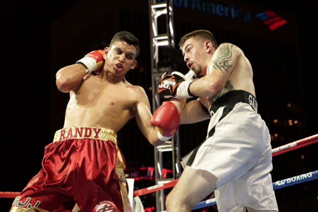 Su técnica, inteligencia y rapidez hacen que Randy Moreno sea una de las promesas del boxeo local. Foto Manny “Mitts” Murillo / RJJ Boxing Promotions.